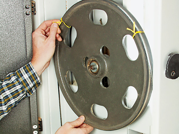 Using standard kitchen twist ties to hold down band saw blade